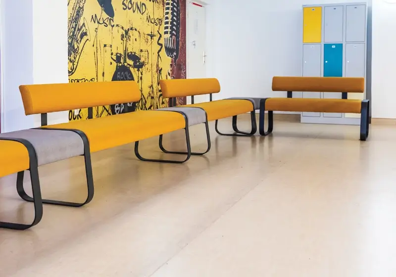 Klass lavice aj nabíjacími prvkami
